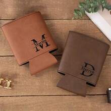 Conjunto de bebidas personalizadas para bodas, diseñado para bodas modernas o fiestas de compromiso. El conjunto incluye un soporte personalizado para latas con logotipo, calentador de bebidas y enfriador de cerveza, cada artículo admite una personalización profunda con los nombres de la pareja o fechas especiales. - Multicolor - Ver 6