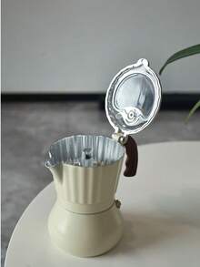 Ấm pha cà phê Moka thân trắng sữa, mái vòm vàng, nắp trong suốt, kiểu dáng Ý, nhỏ gọn và dễ thương, phù hợp với bếp ga hoặc bếp từ, rất thích hợp làm quà tặng. - Màu be - Xem 7