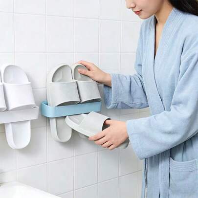 Giá để dép đi trong nhà tắm đơn giản - Không cần khoan. Giá để giày gắn tường dành cho khu vực lối vào nhà vệ sinh. Có thể lắp đặt trên tường phòng tắm, bên hông tủ quần áo, phía trên cửa, trong gara hoặc trên nóc xe cắm trại. Không để lại dấu vết. Không chỉ đựng được giày dép, mà còn cả khăn tắm và các vật dụng khác. Có bốn màu để lựa chọn.