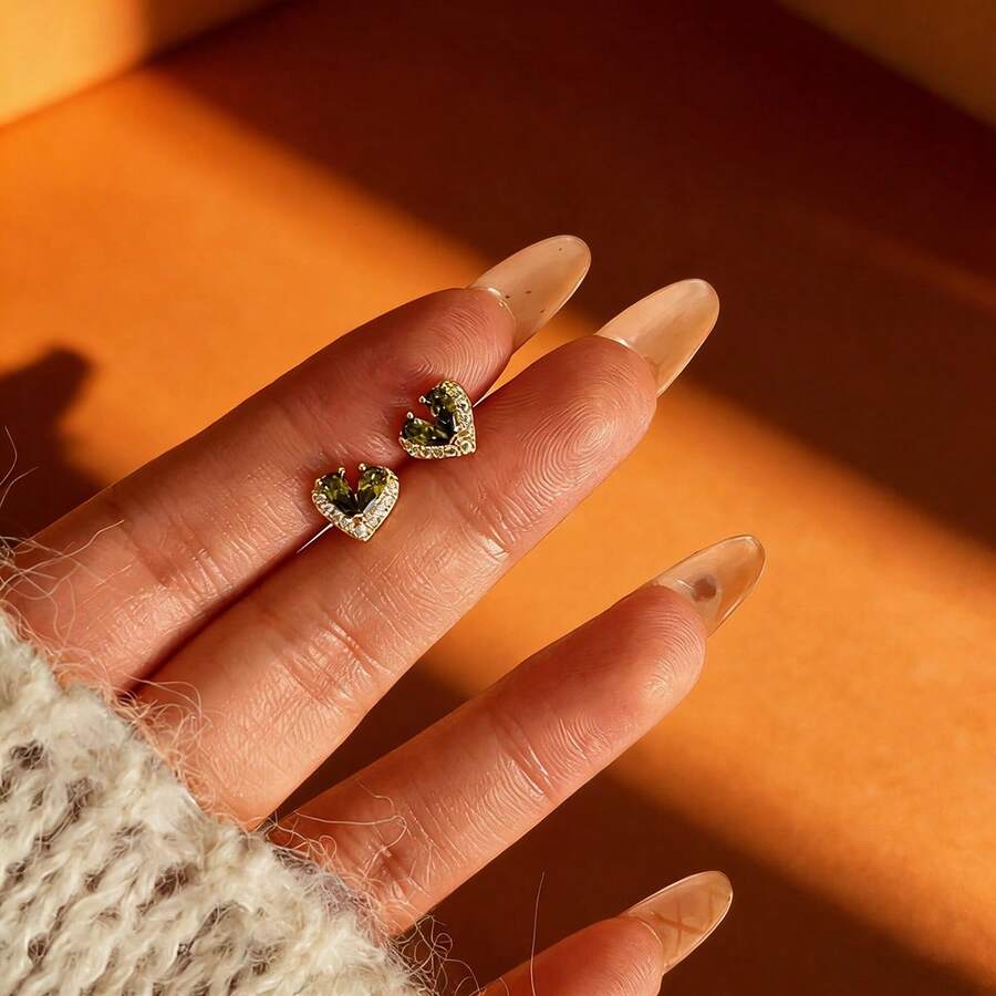 一对S925纯银心形耳环，镶嵌合成锆石，优雅高贵，是送给爱人的精美珠宝礼物。 - 金黃色 - 查看 1