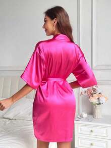 1 pieza Bata elegante de unicolor con cinturón para mujer, para otoño/invierno, bata de satén de seda suave y sexy, adecuada para novias, damas de honor, ropa de casa, vestido corto de temporada de bodas, con estampado de letras, bata de mañana y bata de dormir - Rosa Roja - Ver 3