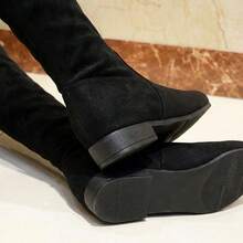 Botas altas femeninas de gamuza sintética con suela plana y diseño sencillo. Ajuste ergonómico elástico, suaves y transpirables, estilo elegante versátil para diario y eventos. - Negro - Ver 8