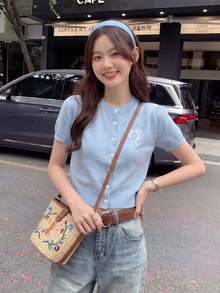 2026夏季新款女式学院风街头风圆领纽扣修身短款针织衫，饰有蝴蝶结刺绣，浅蓝色。适合日常穿着、上学、早午餐和休闲外出。 - 藍色 - 查看 3