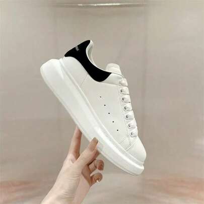 Sneakers bianche con plateau e rinforzo nero sul tallone: sneakers in pelle da donna e da uomo dal look oversize.