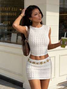 El conjunto de verano casual, minimalista y de color sólido de la Sra. Dila Polly, hecho de tela texturizada, que incluye un chaleco transparente y un conjunto de falda de dos piezas. Perfecto para el uso diario durante el verano, para citas, para salidas a la playa, para vacaciones, para atuendos casuales y para looks en blanco. - Blanco - Ver 2