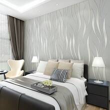 1 cuộn giấy dán tường họa tiết sóng sọc nổi 3D, chất liệu vải, họa tiết hình học hiện đại, màu nâu xám với ánh nhũ bạc, các đường thẳng và sọc khớp nhau, thích hợp cho phòng khách, phòng ngủ, nhà bếp. - A - Xem 2