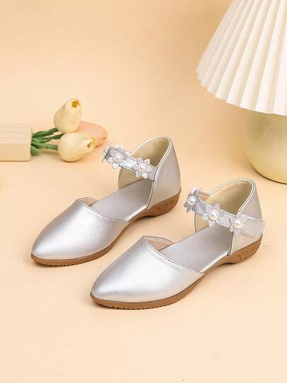 Giày công chúa cho bé gái, đế mềm, gót cao chống mài mòn, giày họa tiết hoa nhí, giày thời trang năng động cho trẻ nhỏ và trẻ lớn.