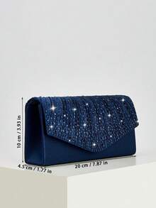 Noctella 这款华丽的水晶装饰链条手提包采用磁扣设计，优雅时尚，是女士参加派对的理想之选。它既可作为正式晚宴的单肩包，也可作为舞会礼服包，完美适用于新娘送礼会、婚礼、派对和宴会等场合。尤其适合搭配节日派对礼服、晚礼服和亮片连衣裙。 - 藏蓝色 - 查看 4