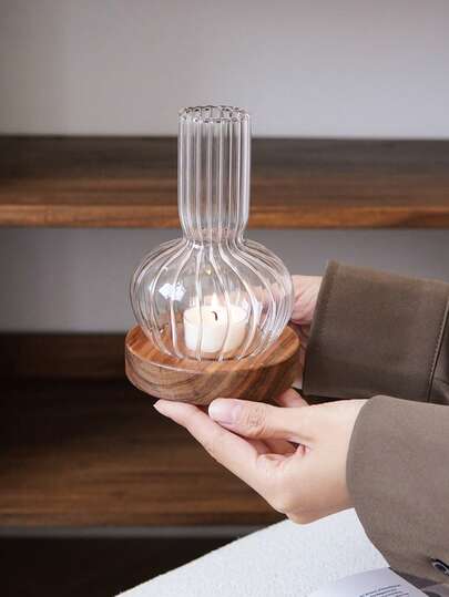 1 chiếc giá nến thủy tinh kẻ sọc với đế gỗ tối giản; được chế tác tỉ mỉ với hiệu ứng thị giác tuyệt vời, lý tưởng để trang trí nhà cửa làm vật trang trí trung tâm cho phòng khách, bàn ăn và lối vào, cũng thích hợp cho trang trí đám cưới, tiệc tùng và ngày lễ, là món quà hoàn hảo.