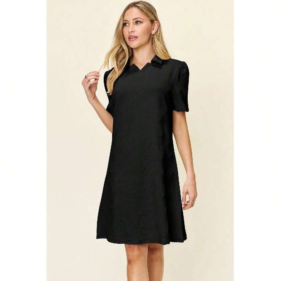 Vestido de manga corta con cuello texturizado y tamaño completo - Negro - Ver 1