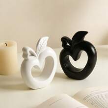 Escultura de resina con forma de manzana en blanco y negro - Diseño de corazón hueco con acabado mate, adecuado para colocar en estantes de la sala de estar, escritorios y tocadores del dormitorio para agregar un ambiente elegante y moderno, una pieza de decoración del hogar popular y un excelente regalo de inauguración de la casa - Multicolor - Ver 4