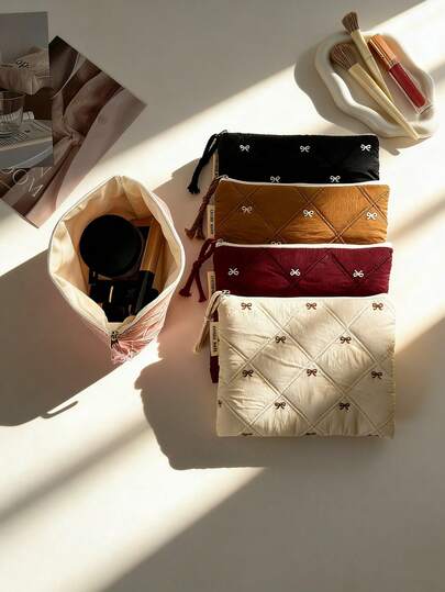 1 حقيبة مستحضرات تجميل نسائية مطرزة بفيونكة، سعة كبيرة، حقيبة مكياج أنيقة محمولة للسفر، حقيبة مكياج للبنات، محفظة، حقيبة تخزين كندل، غلاف حقيبة تخزين القارئ الإلكتروني، حقيبة تخزين متعددة الوظائف مزودة بسحاب لأحمر الشفاه والفوط الصحية والمجوهرات والعملات والمفاتيح ومشابك الشعر والكتب الإلكترونية والشعر المجعد وغيرها، هدية للأم، هدية للعودة إلى المدرسة، هدية عيد الحب، هدية لوصيفة العروس، هدية عيد الميلاد، هدية الذكرى السنوية، ديكور المنزل، ديكور الغرفة، ضروريات السفر