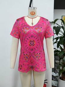 T-shirt court à col en V pour femme, imprimé de tapis persan vintage bohème. Top ample à ourlet incurvé, style bohème pour les vacances et le quotidien. Choix de cadeau pour la fête des mères - Rose vif - Voir 5