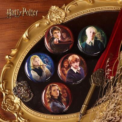 Harry Potter 1枚奇幻系列徽章，热门魔法巫师特征徽章，哈利、罗恩、赫敏、马尔福、卢娜电影人物金属徽章，可用于服装、包袋装饰，办公用品，学习用品，粉丝周边，青少年万圣节圣诞节礼物，返校季礼物 [官方授权]