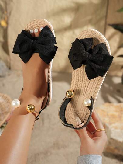 1 đôi dép xăng đan đế bằng bằng vải đính nơ, hình bướm và ngọc trai, đế dày, thích hợp mang đi biển mùa hè.