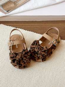 1 đôi sandal đế bằng kiểu retro dễ thương, họa tiết da báo, nơ to, chất liệu giả da lộn, chống trượt, có quai ngang mắt cá chân, thích hợp cho bé gái mặc hàng ngày và đi chơi mùa hè. - màu nâu - Xem 7