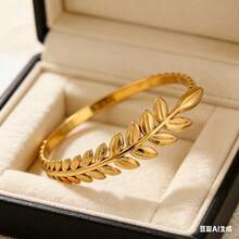 不锈钢草编手链，奢华简约时尚女士手链 - 金色 - 查看 4