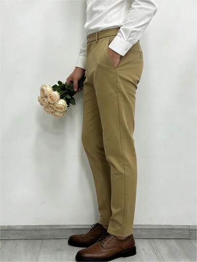 男士复古英伦风休闲西装裤，轻盈纯色简约设计，适合春夏穿着。