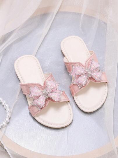1 đôi dép thời trang cỡ lớn cho bé gái, trang trí hình cỏ bốn lá đính ngọc trai lấp lánh, mũi tròn hở ngón, mềm mại, chống trơn trượt, kiểu dép công chúa phong cách Bohemian, thích hợp cho đi chơi hàng ngày, đi nghỉ mát, dự tiệc, mùa xuân/hè. Hàng mới về