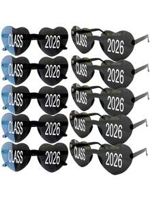 Bộ phụ kiện chụp ảnh kỷ niệm tốt nghiệp năm 2026 được thiết kế riêng, bao gồm nhãn dán "Lớp 2026", kính hình trái tim màu đen, đồ dùng và quà tặng cho tiệc tốt nghiệp. - Nhiều màu - Xem 10