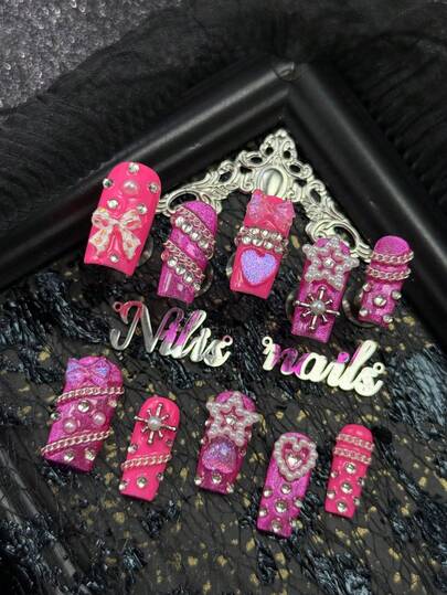 Bộ 10 móng tay giả vuông phủ kín bằng acrylic thủ công, màu đỏ hồng, mắt mèo bạc, nơ trắng 3D & ngọc trai giả trắng xâu thành hình ngôi sao & trái tim óng ánh & dây chuyền kim loại bạc & ngọc trai giả trắng & nhiều viên đá trong suốt & nơ trong suốt và các phụ kiện làm móng khác.