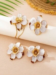 一对奢华花朵耳环，白色珐琅和金色点缀的垂坠耳环，适合度假、海滩和约会佩戴。 - 花朵 - 查看 6