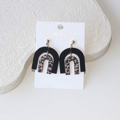 一对黑色和卡其色拱形门和豹纹亚克力吊坠耳环，可爱优雅的陶瓷质感，适合日常、派对、节日、送礼。