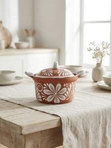 Forma cilíndrica, asas laterales, tapa abombada, decorado floral. Esta olla es perfecta para la preparación y presentación de platillos tradicionales como guisos, sopas, frijoles o caldos tanto en comidas diarias como en celebraciones familiares, fiestas o eventos donde se quiera resaltar la cocina casera y la cultura gastronómica. - Ver 1