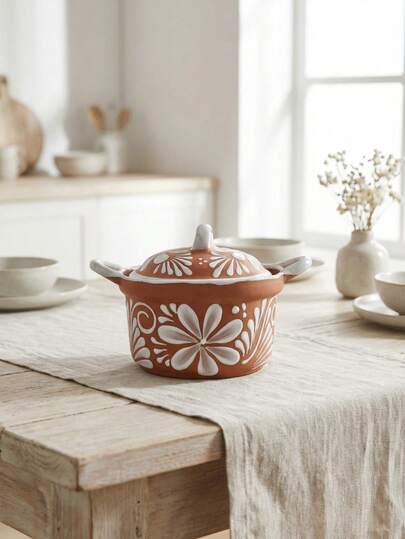 Forma cilíndrica, asas laterales, tapa abombada, decorado floral. Esta olla es perfecta para la preparación y presentación de platillos tradicionales como guisos, sopas, frijoles o caldos tanto en comidas diarias como en celebraciones familiares, fiestas o eventos donde se quiera resaltar la cocina casera y la cultura gastronómica.