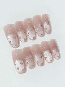 Bộ 10 móng tay này có tên là Pink Heart Snowfall (Trái Tim Hồng Rơi). Bộ móng này có lớp nền màu hồng nude chuyển sắc nhẹ nhàng, kết hợp với lớp phủ bạc lấp lánh như tuyết và điểm xuyết những trái tim 3D nhỏ màu hồng. Lớp sơn bóng bắt sáng như những bông tuyết rơi trên cánh hoa anh đào màu hồng, tạo nên một vẻ đẹp mộng mơ, dịu dàng, vừa lãng mạn vừa ngọt ngào. - Màu Hồng baby - Xem 2