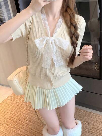 Áo dệt kim tay ngắn thắt nơ phía trước, viền ren Pháp, dáng nhỏ nhắn, tôn dáng, thích hợp cho hẹn hò và chụp ảnh mùa hè.