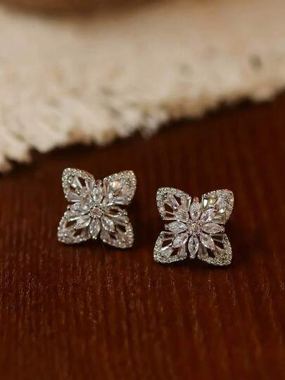 一对奢华优雅的锆石镶嵌花卉设计时尚百搭的高品质铜耳环，适合女性日常、派对、节日佩戴，也是一份惊喜礼物。