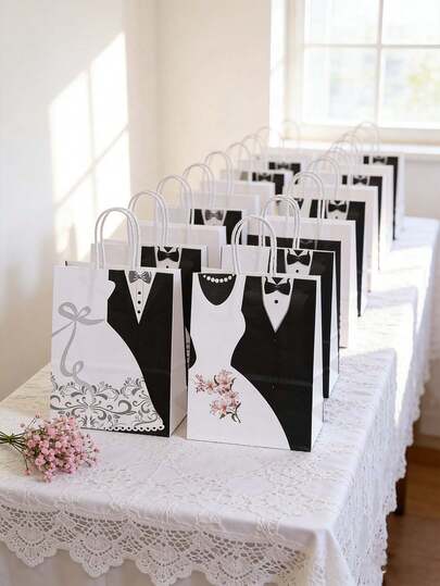 6个婚礼纸质礼品袋，优雅的黑白纸质礼品袋，印有新郎新娘西装和婚纱图案。可重复使用，也可作购物袋，非常适合婚礼招待会、新娘送礼会、订婚派对、单身派对以及婚礼回礼包装。