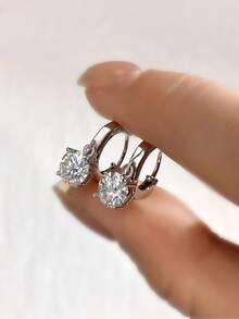 一对1.0克拉四爪镶嵌莫桑石925纯银耳环，优雅精致，适合订婚、结婚、闺蜜生日、周年纪念等场合作为礼物。 - 素圈莫桑耳扣 - 查看 2