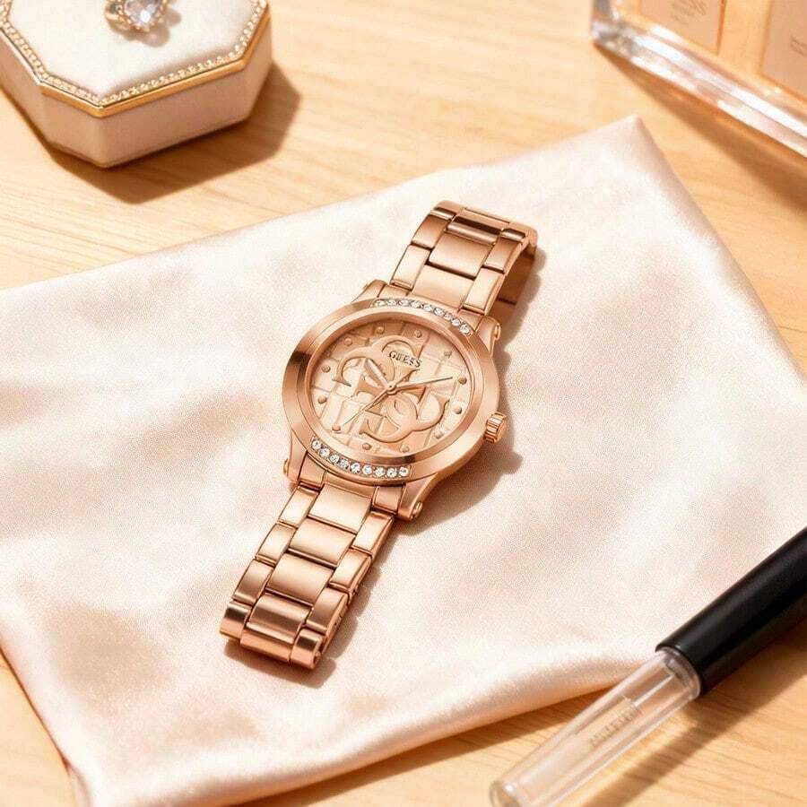 Guess GW0861L3 Damen Armbanduhr in Roségold mit Kristall-Quarz, Logo geprägtes Zifferblatt, Edelstahlarmband, elegante Strass-Armbanduhr für Alltag und Partys - Roségold - Übersicht 1