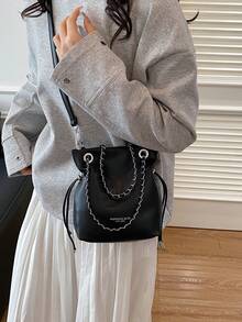 2026 Nueva bolsa de cubo de gran capacidad con cadena, bolso de mano de moda para mujer, bolso de hombro versátil, bolso cruzado para ir al trabajo; 2026 Nueva bolsa de cubo minimalista, bolso de hombro versátil, bolso cruzado para teléfono para mujer - Negro - Ver 6