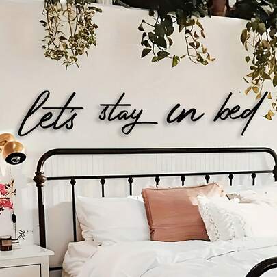 1. Tranh treo tường kim loại "Hãy ở lại trên giường" đầy phong cách - Một vật trang trí bằng sắt rèn độc đáo, hoàn hảo cho các cặp đôi và gia đình. Một món quà tân gia lý tưởng, vật trang trí nhà cửa hoặc trang trí phòng khách, phòng ngủ hoặc văn phòng.