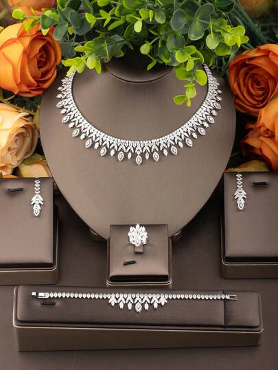 طقم مجوهرات أنيق من الزركونيا المكعبة على شكل باقة زهور، مناسب لارتداء النساء في الزفاف والحفلات الرسمية، يشمل 1 زوج من الأقراط، 1 قلادة، 1 سوار، 1 خاتم (باستثناء علبة الهدية)