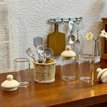 Bộ đồ dùng nhà bếp thu nhỏ tinh tế này bao gồm các hũ đựng gia vị mini, xô nhỏ, thìa, dĩa và nĩa. Được chế tác tỉ mỉ theo tỷ lệ 1:12, nó là vật trang trí không thể thiếu cho nhà búp bê, cũng như bộ đồ dùng và trang trí cho nhà bếp búp bê, và cả một đạo cụ chụp ảnh mini. - Một cỡ - Xem 2