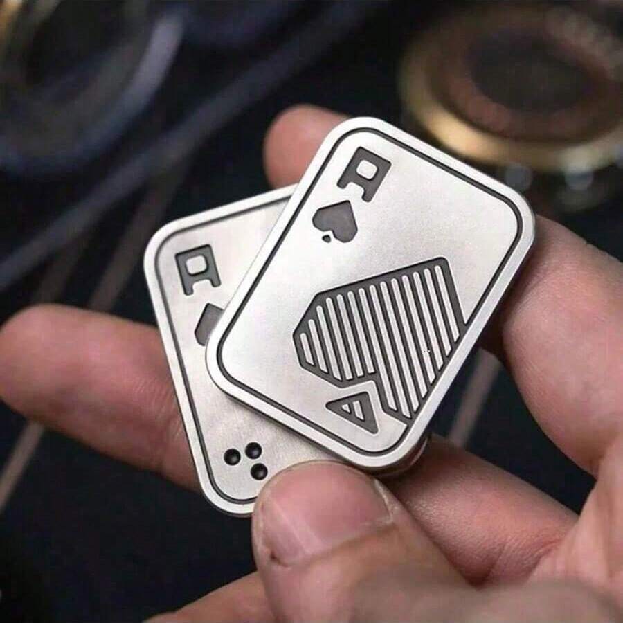 1件金属玩具，办公桌玩具，便携式旅行游戏，旋转扑克牌玩具，成人礼物