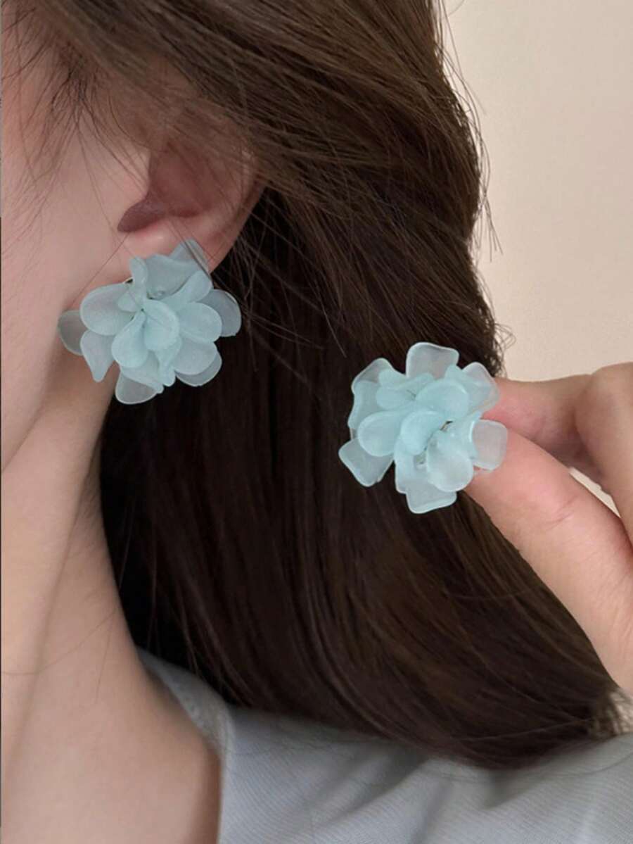 一对优雅简约的蓝色树脂花朵耳环，百搭时尚配饰，适合女性日常、假日和度假佩戴