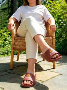 Damen Massageschlappen mit Streifen, weiche leichte Duschschuhe mit dicker Sohle und offener Zehenpartie - Rot - Übersicht 7
