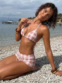 Conjunto de bikini de 2 piezas para mujer con estampado de cuadros, top triangular sin mangas con cuello halter y shorts de talle bajo. - Caqui - Ver 2