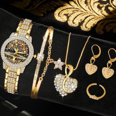 6 piezas Elegante y lujoso conjunto de relojes de cuarzo para mujer, que incluye un reloj de árbol de la vida con diamantes completo, y accesorios como un reloj de cuarzo con correa de oro y diamantes completos, pulsera de diamantes completos, collar de cadena, collar, aretes de botón y anillo. Centrado en un diseño de lujo con oro y diamantes deslumbrantes.