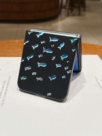 Ocean 1pc Fashionable And Simple Skin Feel PC Material Cute And Simple Cute Full Screen Small Fish Group Element Folding Phone Case, Can Protect And Prevent Falling For: SamsungGalaxy Zflip 3/Zflip 4/Zflip 5/Zflip 6/Zflip 7/ Find N3 Flip/ Razr 50 Ultra/ Razr 60 Ultra/ Rallazar 60/ Razr 50/XiaomiMIX Flip/Galaxy Z Flip7 FE