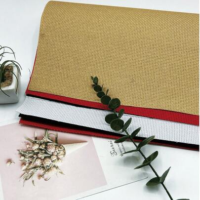 11CT彩色格子十字绣布，11.81*17.72英寸，黑、白、红、卡其色4种颜色可选，适合十字绣、DIY十字绣图案、缝纫初学者和手工爱好者。