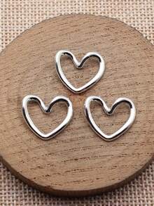 20 chiếc mặt dây chuyền hình trái tim rỗng xoắn ốc kích thước 17x15mm dùng để làm trang sức DIY, vòng cổ, móc khóa, dây điện thoại, vòng tay, phụ kiện làm đồ thủ công mỹ nghệ. - Thiết kế xoắn với hình trái tim rỗng bên trong. - Xem 6