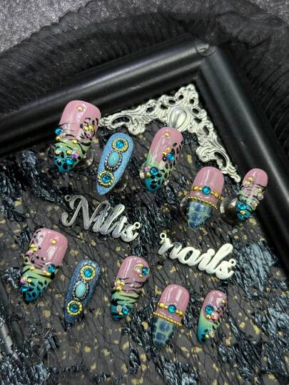 Bộ móng giả acrylic 10 chiếc hình hạnh nhân, móng màu xanh dương, mắt mèo bạc, móng kiểu Pháp nhuộm màu xanh bạc hà và xanh đậm, họa tiết hình học vẽ tay như sọc ngựa vằn đen và chấm đen, kim cương tròn 3D màu xanh dương và kim cương nhỏ óng ánh, hạt tròn nhỏ màu vàng xâu thành chuỗi và các phụ kiện làm móng khác.