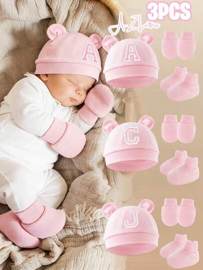 Bộ 3 món mùa hè cho bé gồm mũ mỏng thêu 26 chữ cái màu hồng, găng tay chống trầy xước và tất, mềm mại và thân thiện với da, dễ thương và ngọt ngào, phù hợp cho bé từ 0-3 tháng tuổi mặc trong nhà và ngoài trời.