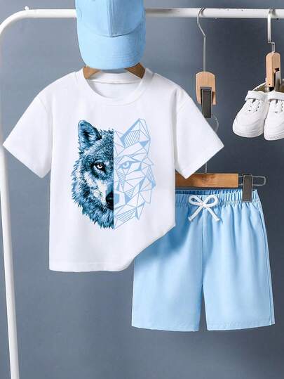 Bộ áo thun ngắn tay in hình động vật và quần short màu trơn cho bé trai.